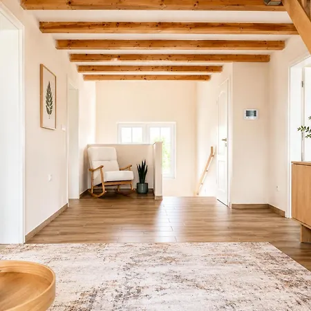 Japandi Family With Garden, 4 Bedrooms, Sleeps 10