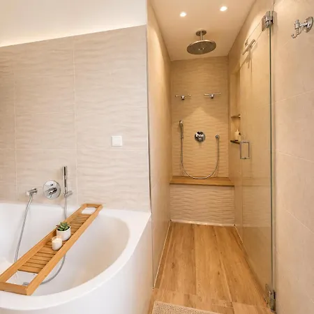 Japandi Family With Garden, 4 Bedrooms, Sleeps 10 Vila *