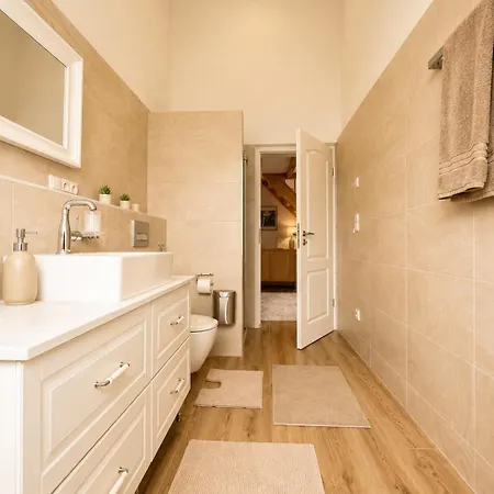 Japandi Family With Garden, 4 Bedrooms, Sleeps 10 Vila