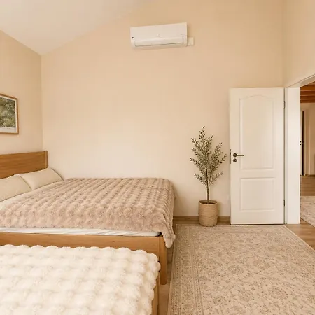 Japandi Family With Garden, 4 Bedrooms, Sleeps 10