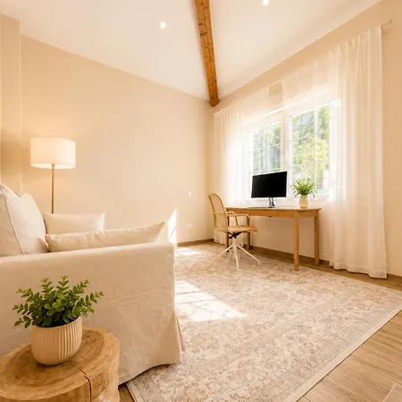 Japandi Family With Garden, 4 Bedrooms, Sleeps 10 Vila